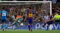 Lionel Messi sukses mengonversi penalti menjadi gol. Barca pun menyamakan kedudukan jadi 1-1. Foto: Juan Medina/REUTERS