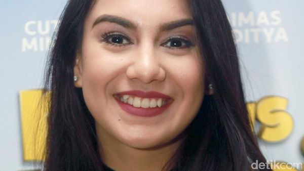 Foto: Manisnya Senyuman 10 Artis Indonesia Pemilik Gigi Gingsul