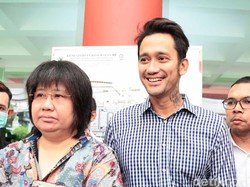 Tora Sudiro Keluar dari RSKO Sembari Tersenyum Lebar