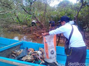 Bersih Sampah di Segara Anakan Kampung Laut Cilacap