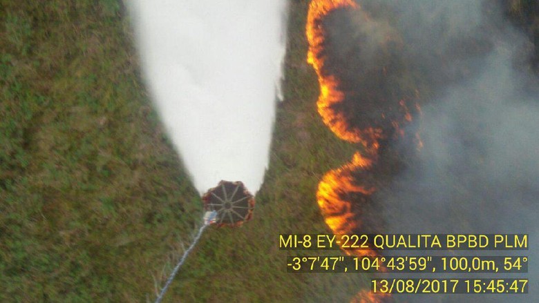 52 Kali Water Bombing, Kebakaran Lahan di Ogan Ilir Belum Padam