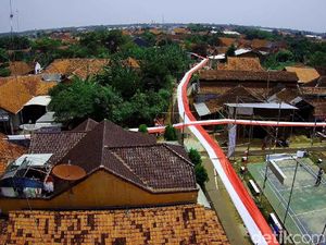 Bendera Merah Putih 1.000 Meter Mengelilingi Kampung di Pekalongan