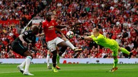 Joe Hart jatuh bangun menjaga gawangnya dari kebobolan. West Ham dapat banyak tekanan di sepanjang 90 menit, dengan ada enam shot on target dilepaskan pemain-pemain MU. (Foto: Reuters/Jason Cairnduff)