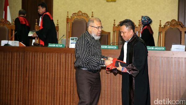 Patrialis Akbar Dituntut 12,5 Tahun Penjara