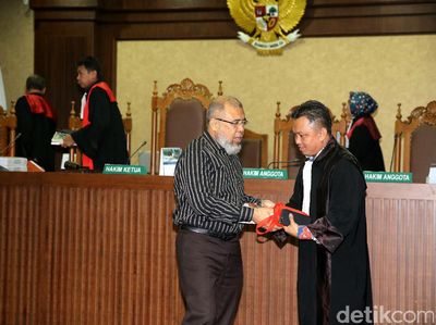 Patrialis Akbar Dituntut 12,5 Tahun Penjara
