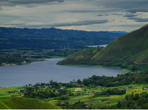 Musisi Asal Austria dan Belanda Tampilkan Lagu Batak di Samosir