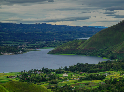 Musisi Asal Austria dan Belanda Tampilkan Lagu Batak di Samosir