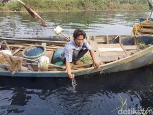 Warga Serang Mengeluh Sungai Cidurian Menghitam Akibat Limbah