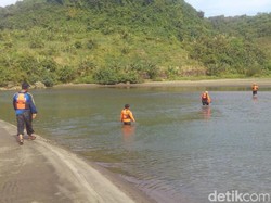 Perahu Terbalik Dihantam Ombak, Satu Nelayan Blitar Hilang