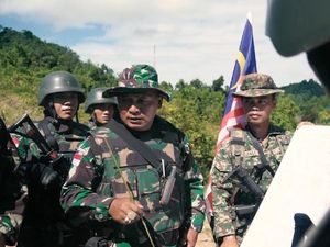 Patroli Patok TNI Menyusuri Perbatasan RI-Malaysia