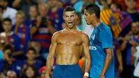 Tindakan Ronaldo buka baju seraya memamerkan jersey di kandang lawan itu bak mengopi perayaan gol pemain Barcelona Lionel Messi ketika menjebol gawang Madrid dalam El Clasico musim lalu. (Foto: Juan Medina/Reuters)