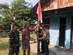 TNI-Polri Ajak Warga Pekanbaru Kibarkan Bendera Merah Putih
