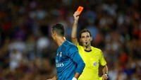Tapi hanya berselang dua menit, Ronaldo dikartu merah oleh wasit. Dia mendapat kartu kuning kedua karena dinilai melakukan diving. Foto: Juan Medina/REUTERS