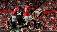 Babak kedua baru berjalan tujuh menit Lukaku kembali mencetak gol. Lukaku merobek gawang Joe Hart untuk mengubah kedudukan jadi 2-0. (Foto: Reuters/Jason Cairnduff)