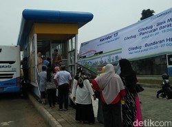 Penasaran Naik TransJ Koridor 13, Ibu-ibu Serbu Halte Puri Beta