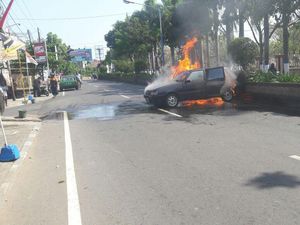 Fiat ini  Ludes Terbakar saat Servis Knalpot