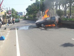 Fiat ini  Ludes Terbakar saat Servis Knalpot