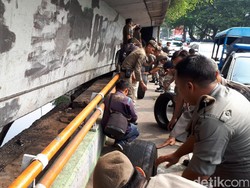 Saat Ratusan Ban dan Pelek di Cideng Dirazia