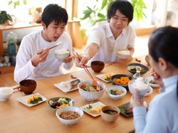 Agar Sesuai Tata Krama, Ini 7 Tata Cara Makan Jepang Buat Pemula