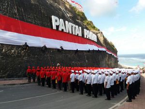 Peringatan HUT RI di Pantai Pandawa Bali Pecahkan Rekor MURI