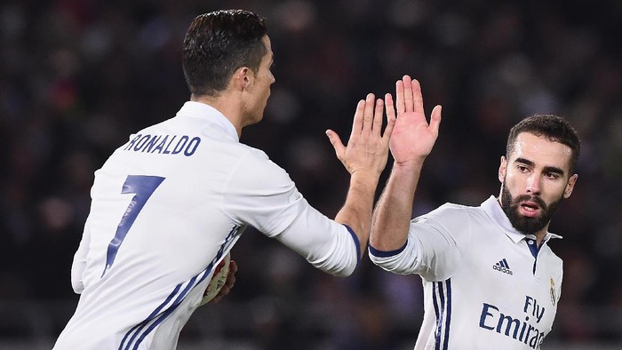 YOKOHAMA, JAPAN - DECEMBER 18:  Cristiano Ronaldo of Real Madrid celebrates scoring a goal with Daniel Carvajal  during the FIFA Club World Cup final match between Real Madrid and Kashima Antlers at International Stadium Yokohama on December 18, 2016 in Yokohama, Japan.  (Photo by Matt Roberts/Getty Images)