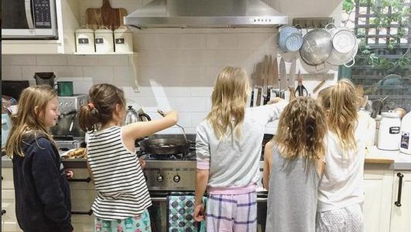 Foto: Keseruan Anak-anak Saat Masak di Dapur