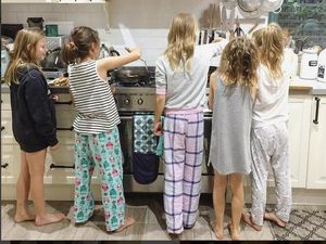 Foto: Keseruan Anak-anak Saat Masak di Dapur