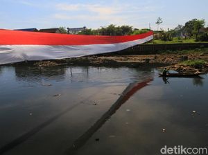 Warga Bentangkan Bendera Merah-Putih 50 Meter di Sungai Citarum
