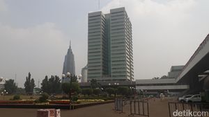 Melihat Lebih Jelas Gedung DPR yang Diklaim Miring 7 Derajat