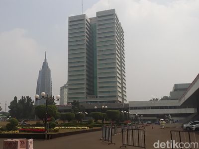 Melihat Lebih Jelas Gedung DPR yang Diklaim Miring 7 Derajat