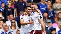 Sam Vokes menjadi mimpi buruk untuk Chelsea. Dia mencetak sepasang gol untuk Burnley, saat menang 3-2 atas tim besutan Antonio Conte. (Foto: Tony OBrien/Reuters)