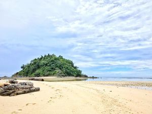 Pernah Dengar Nama Pulau Pinjan? Cantik Banget Lho