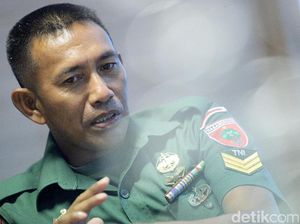 Keikhlasan Serka Darwis Nyebrang Sungai Bawa Siswa, Semen, dan Motor