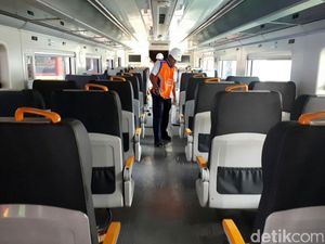 Melihat Rangkaian Kereta Bandara Soetta di Manggarai