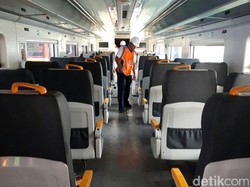 Melihat Rangkaian Kereta Bandara Soetta di Manggarai