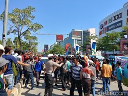 Sopir Angkot dan Tukang Becak di Cirebon Sweeping Taksi Online