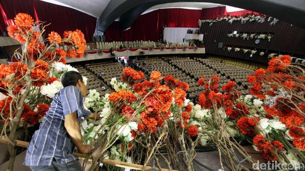 Jelang Sidang Tahunan, Gedung Kura-kura Berhias