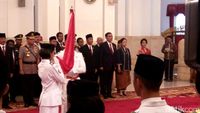 Dikukuhkan Jokowi, Mereka Akan Kibarkan Sangsaka Merah Putih