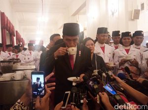 Gaya Jokowi Seruput Kopi Bali