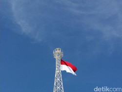 27 Bendera Merah Putih Raksasa Berkibar di Langit Lamongan