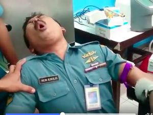 Video: Ekspresi Kocak Anggota TNI Histeris Saat Hendak Disuntik
