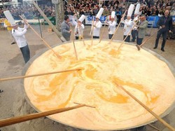 Omelette Raksasa dari 10.000 Butir Telur Sukses Dibuat di Festival Ini