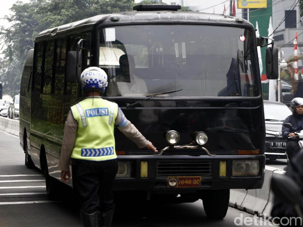 Terobos Busway, Angkot Hingga Bus Kemenhan Ditindak Polisi