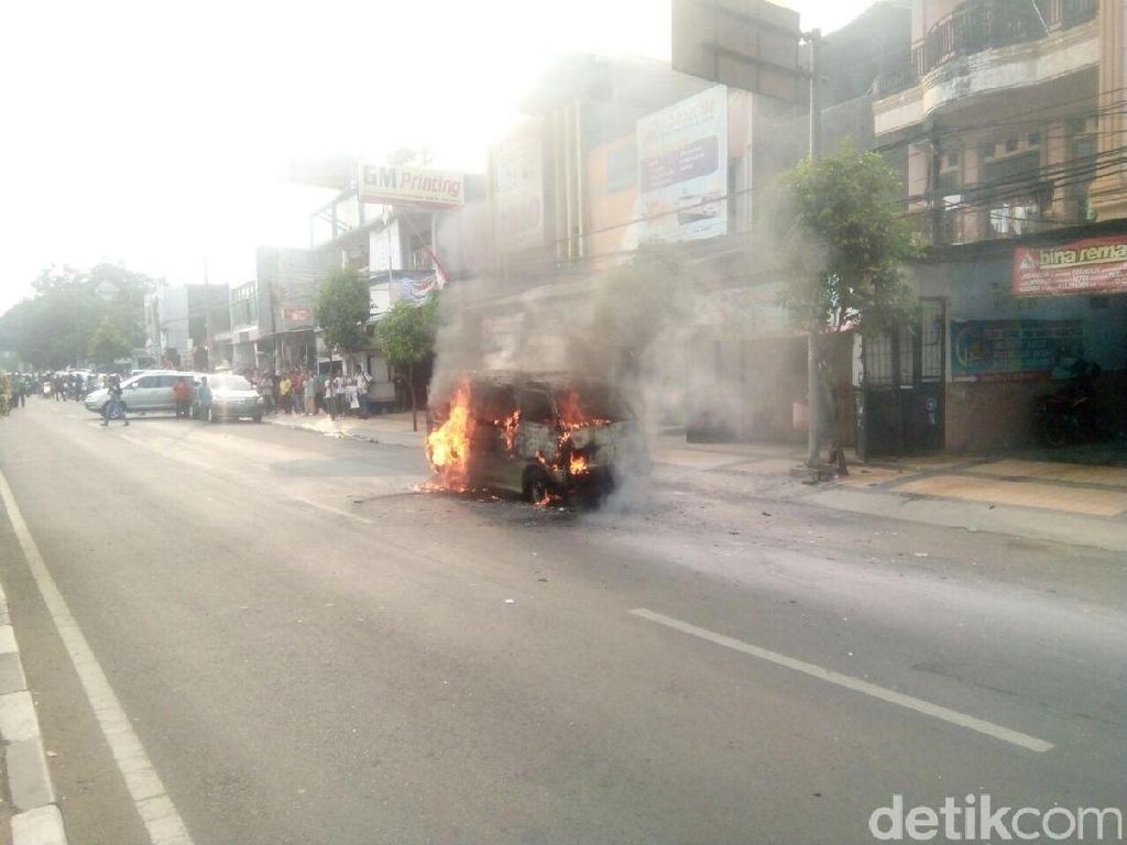 Penampakan Mobil Angkot di Jakbar Terbakar Gegara Aki Korsleting