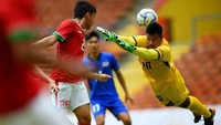 Usaha Septian lewat sundulan masih belum bisa melewati kiper Thailand, Nont Muangngam. Cuma ada dua tendangan mencapai sasaran gawang Thailand di sepanjang laga. (Foto: Manan Vatsyayana/AFP)