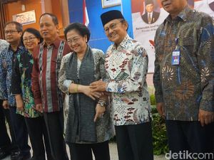 Momen Keakraban BJ Habibie dan Megawati Saat Bertemu di LIPI