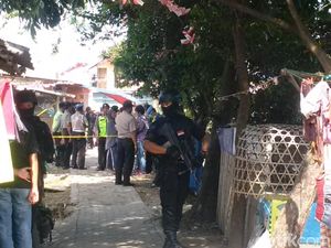 Densus 88 Geledah Rumah Terduga Teroris di Antapani Bandung