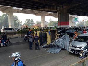 Truk Bermuatan Besi Terguling di Cipinang Jaktim, Lalin Tersendat