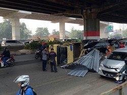 Truk Bermuatan Besi Terguling di Cipinang Jaktim, Lalin Tersendat