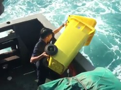 Viral Video Buang Sampah di Laut, Walhi: Petugas Kapal Kurang Sadar